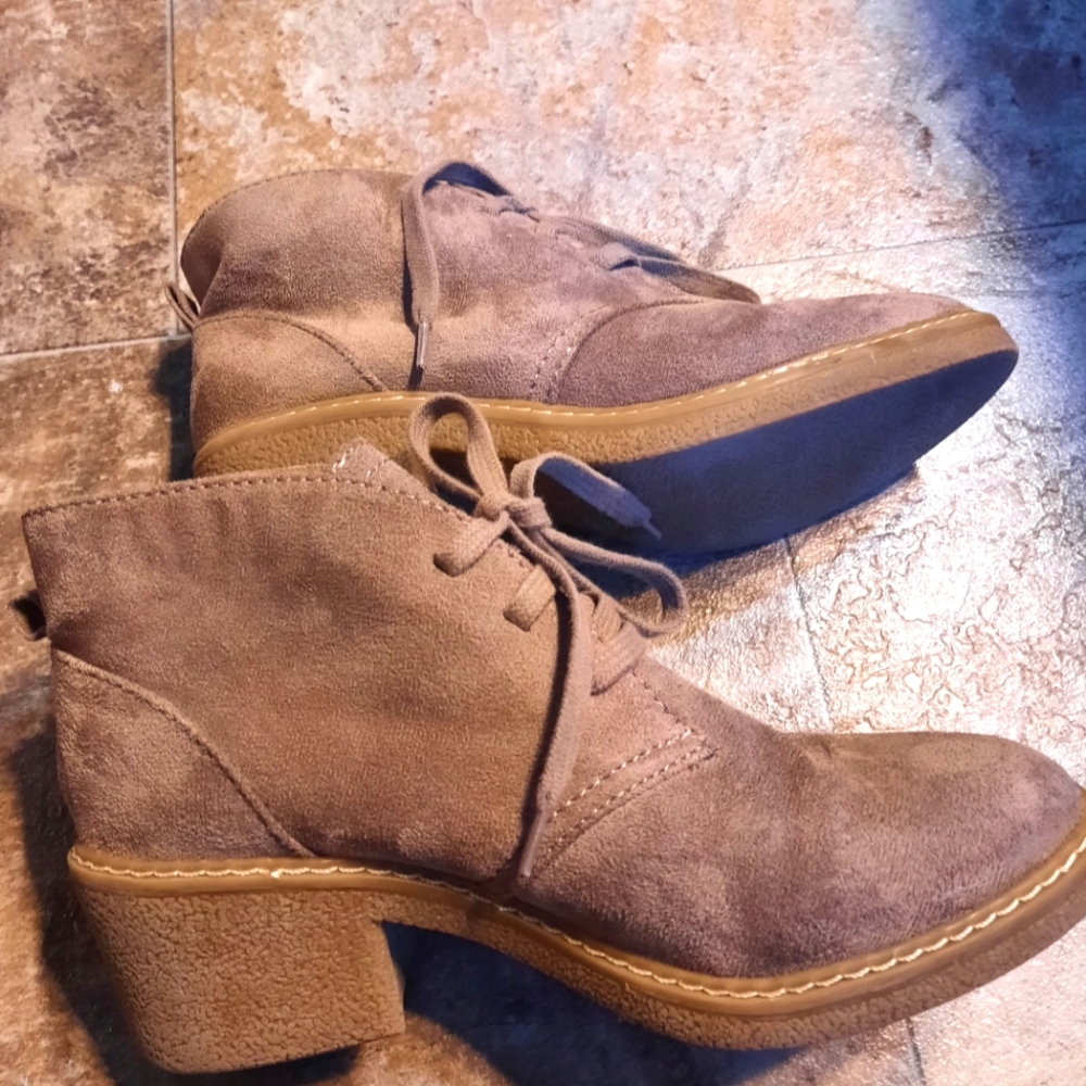 Universal Thread taupe, suede-like booties size 7.5